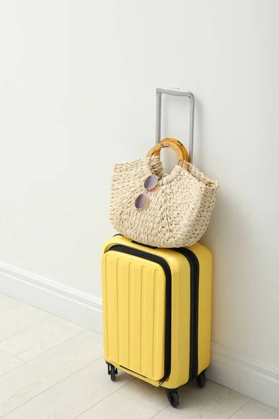 Koffer Für Reise Und Sommer Accessoires Der Nähe Weißer Wände — Stockfoto