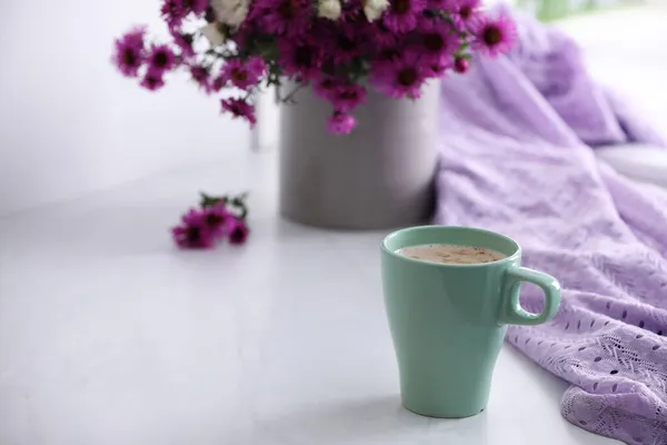 Kopje Aromatische Koffie Mooie Bloemen Violette Doek Witte Tafel Ruimte — Stockfoto