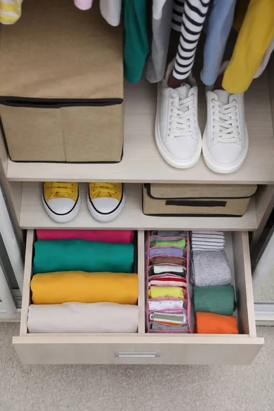 有组织的衣服和鞋子的手表在室内 可以看到上面 纵向储存 — 图库照片