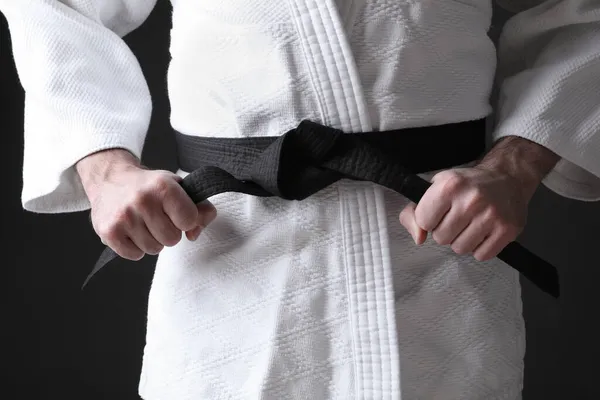 Entrenador Karate Con Kimono Cinturón Negro Sobre Fondo Oscuro Primer —  Fotos de Stock