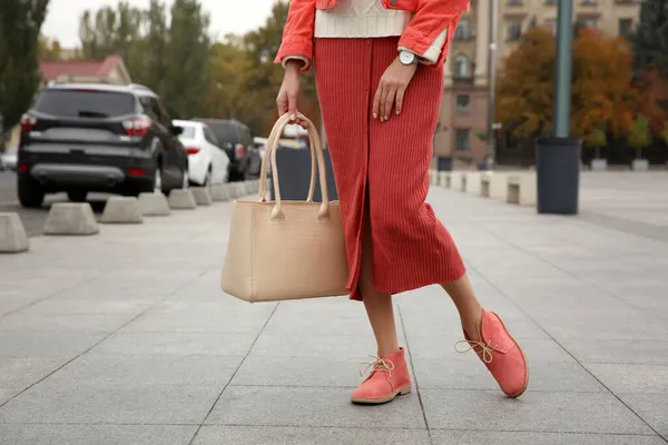 城市街道上穿着时髦皮包的时髦女人 — 图库照片