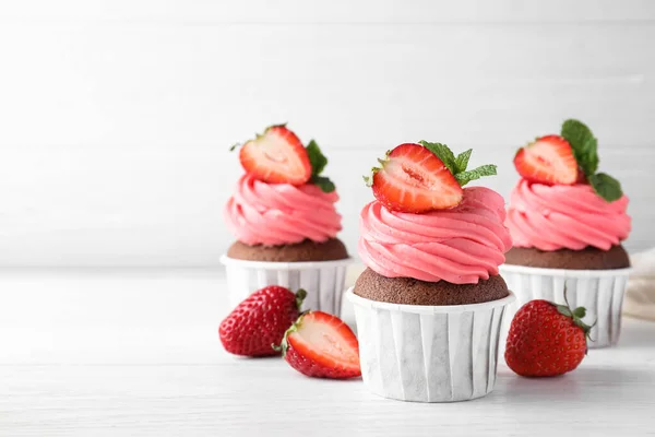 Sweet Cupcakes Fresh Strawberries White Table Space Text — Stock Photo, Image