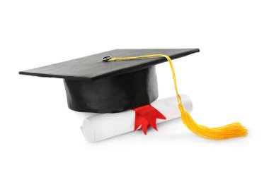 Mezuniyet şapkası ve beyaz arka plan diploması.