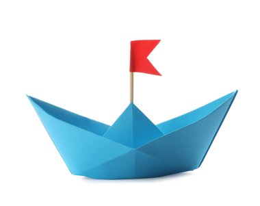 Beyaz üzerine kırmızı bayrak konmuş açık mavi kağıt tekne. Origami sanatı