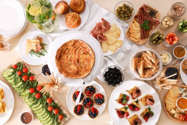 Masada farklı yemekler ve düz tabaklar var. Lüks brunch.