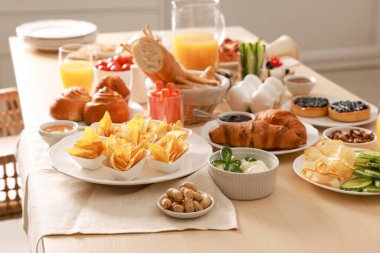 Masada farklı yemekler olan tabaklar. Lüks brunch.