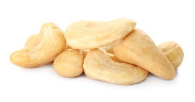 Beyaz üzerine izole edilmiş organik fındık yığını.