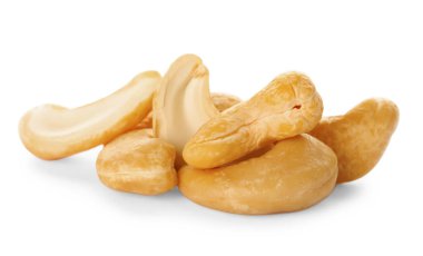 Beyaz üzerine izole edilmiş organik fındık yığını.