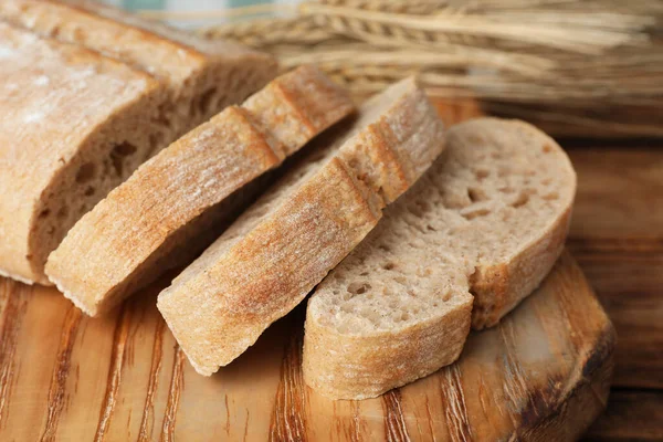 Tagliare Ciabatta Fresca Sul Tavolo Legno Primo Piano — Foto Stock