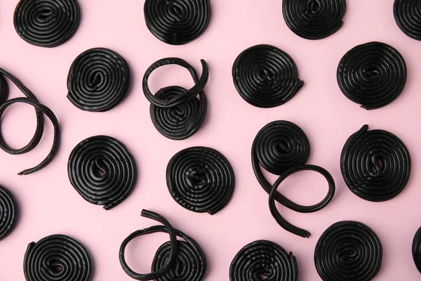 Saborosos Doces Alcaçuz Preto Fundo Rosa Flat Lay — Fotografia de Stock