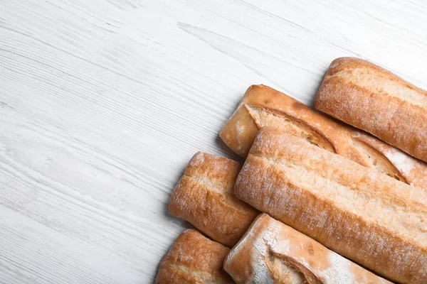 Gustose Baguette Sul Tavolo Legno Bianco Piatte Spazio Testo — Foto Stock