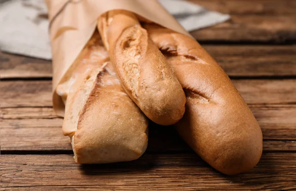 Verse Smakelijke Stokbrood Pakket Houten Tafel Close — Stockfoto