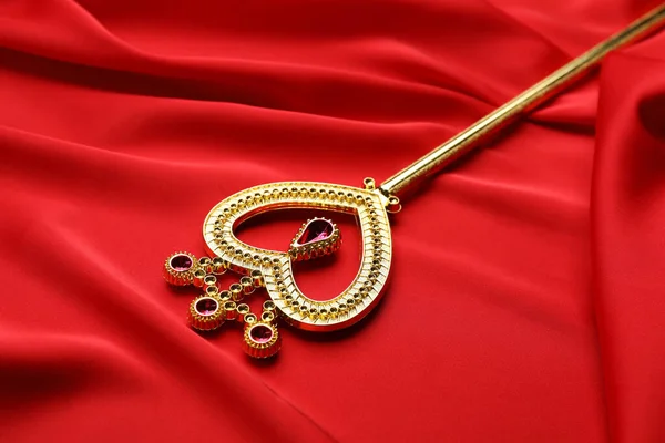 Прекрасная Золотая Волшебная Палочка Красной Ткани Крупным Планом — стоковое фото