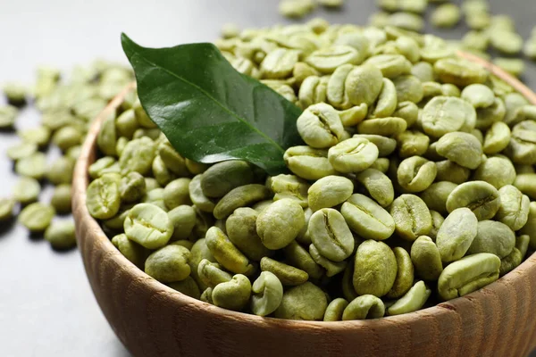 Groene Koffiebonen Blad Houten Kom Tafel Close — Stockfoto