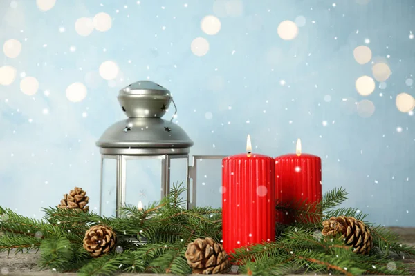 Schnee Fällt Auf Brennende Kerzen Und Weihnachtslaterne Gegen Verschwommenes Festlicht — Stockfoto