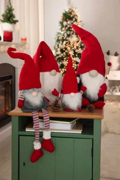Niedliche Weihnachtszwerge Auf Holztisch Zimmer Mit Festlicher Dekoration — Stockfoto