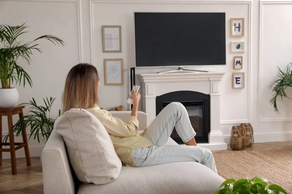 Evde Televizyon Izleyen Genç Bir Kadın Oturma Odasının Içinde Şöminede — Stok fotoğraf