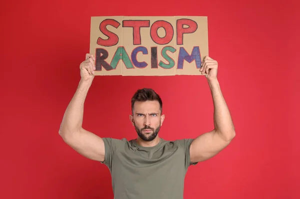Férfi Holding Jel Kifejezéssel Stop Rasszizmus Piros Háttér — Stock Fotó