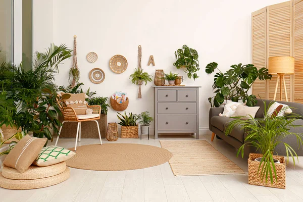スタイリッシュな家具や緑の植物とリビングルームのインテリア — ストック写真