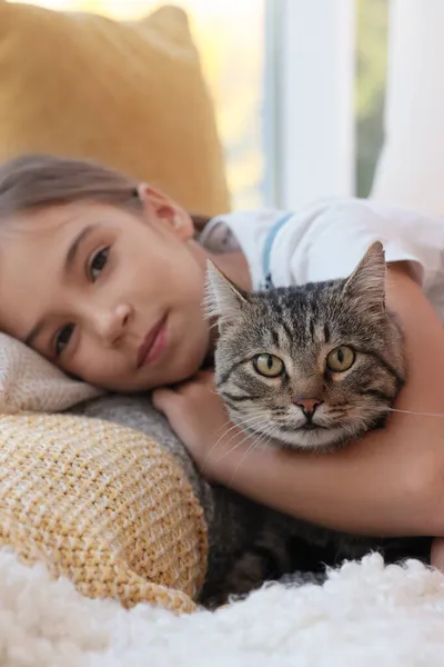 Cute Little Girl Her Cat Home Closeup Childhood Pet — Stock Photo, Image
