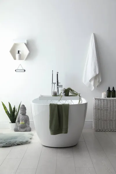 Stijlvol Badkamerinterieur Met Moderne Badkuip Kamerplanten Prachtig Decor Home Design — Stockfoto