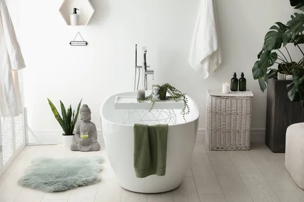 Stilvolles Badezimmer Mit Moderner Badewanne Zimmerpflanzen Und Schönem Dekor Wohndesign — Stockfoto