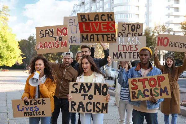 抗議者は屋外で異なる反人種差別のスローガンを示す フレーズ付きの標識を持つ人々 — ストック写真