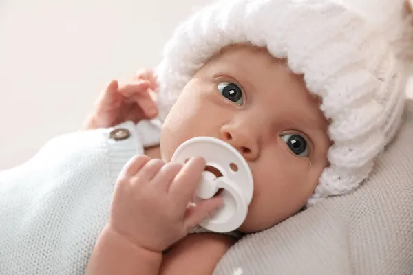 Beyaz Arka Planda Emziği Olan Sevimli Yeni Doğmuş Bebek Yakın — Stok fotoğraf