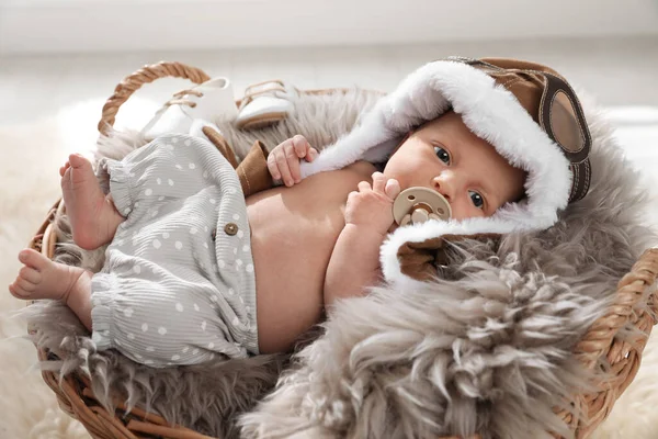 Adorable Bebé Recién Nacido Con Chupete Canasta Mimbre — Foto de Stock