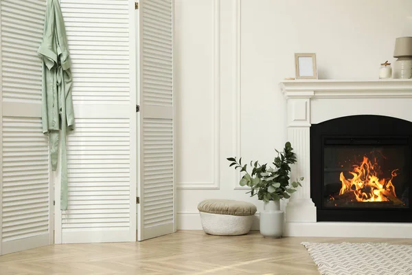 屏風と暖炉付きのスタイリッシュな部屋 インテリアデザイン — ストック写真