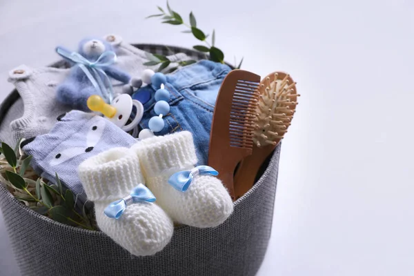 Box Mit Babykleidung Stiefeln Und Accessoires Auf Grauem Hintergrund — Stockfoto