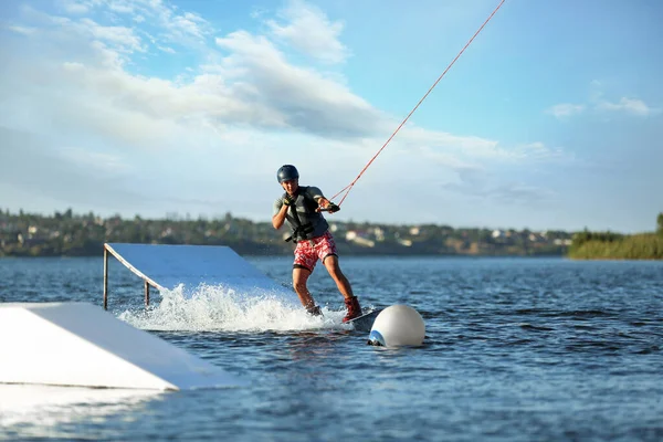 Tonårspojkens Wakeboard Floden Extrem Vattensport — Stockfoto