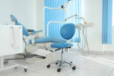 Dişçinin ofis içi sandalye ve modern ekipmanlarla dolu.