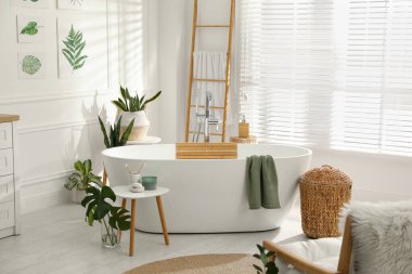Yeşil bitkilerle dolu şık bir banyo. Ev tasarımı