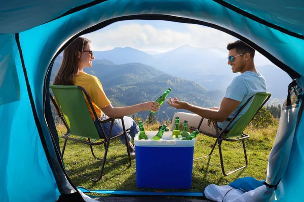 有几瓶啤酒在山上的夫妇和凉爽的盒子 从帐篷里可以看到 — 图库照片