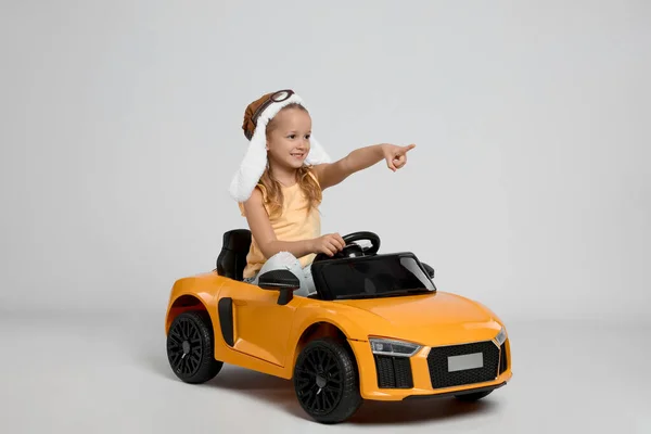 Roztomilé Holčička Pilotním Klobouku Řízení Dětské Elektrické Hračky Auto Šedém — Stock fotografie