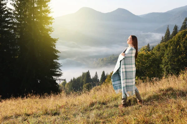 Mulher Com Xadrez Acolhedor Desfrutando Luz Solar Quente Nas Montanhas — Fotografia de Stock