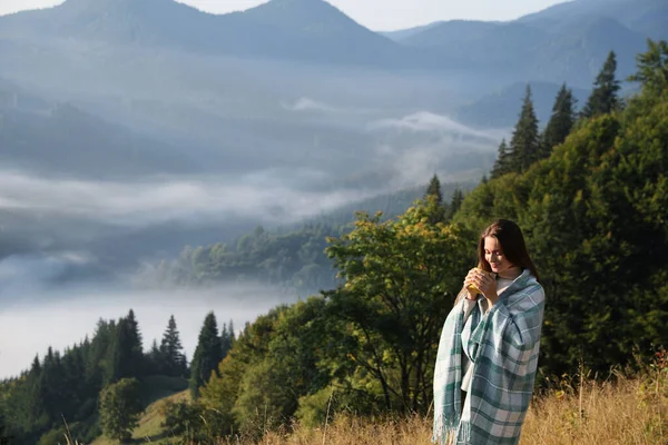 熱い飲み物のカップを持つ若い女性と美しい山の風景を楽しんでいた テキストのスペース — ストック写真
