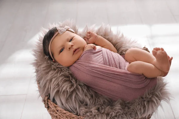 Lindo Bebé Recién Nacido Acostado Canasta Mimbre — Foto de Stock