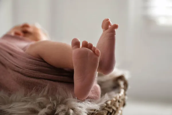 Милый Новорожденный Ребенок Лежит Плетеной Корзине Сосредоточиться Ногах — стоковое фото
