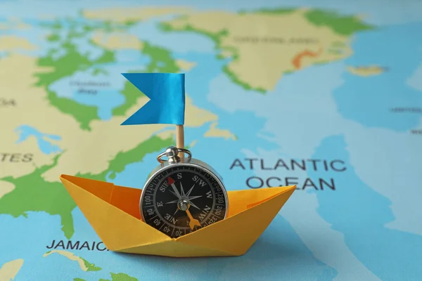 Żółty Papierowy Jacht Kompasem Mapie Świata — Zdjęcie stockowe