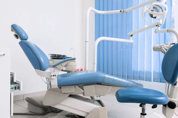 Tandläkarens Kontorsinteriör Med Stol Och Modern Utrustning — Stockfoto