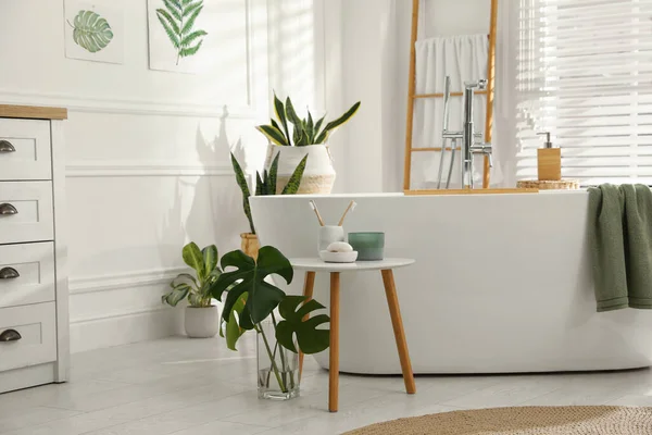 Stilfuldt Badeværelse Interiør Med Grønne Planter Hjemmedesign - Stock-foto