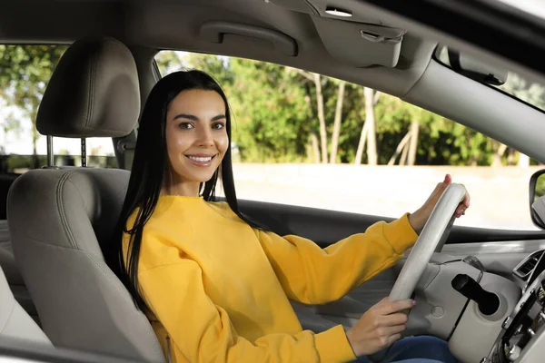 Bonito Jovem Motorista Sentado Carro Moderno — Fotografia de Stock