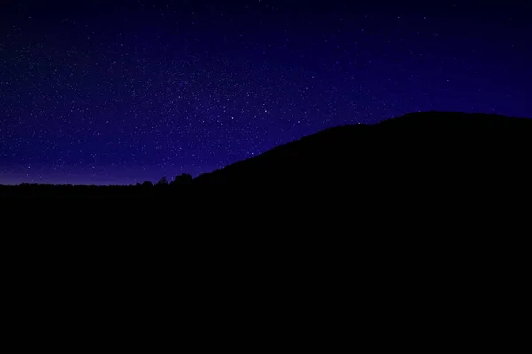 Gyönyörű Kilátás Csillagos Felett Hegyek Éjszaka — Stock Fotó
