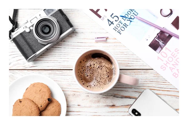 Papierfoto Flache Liegekomposition Mit Aromatischem Heißen Kaffee Auf Weißem Holztisch — Stockfoto