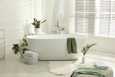 Yeşil bitkilerle dolu şık bir banyo. Ev tasarımı