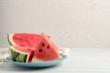 Beyaz ahşap masada lezzetli taze karpuz dilimleri. Metin için boşluk