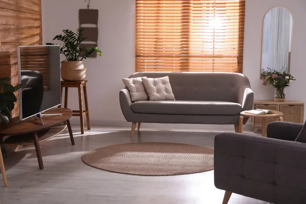 Stilvolle Wohnzimmereinrichtung Mit Fernseher Auf Tisch Und Zimmerpflanzen — Stockfoto