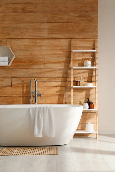 Interior Del Baño Con Bañera Blanca Decoración Cerca Pared Madera — Foto de Stock